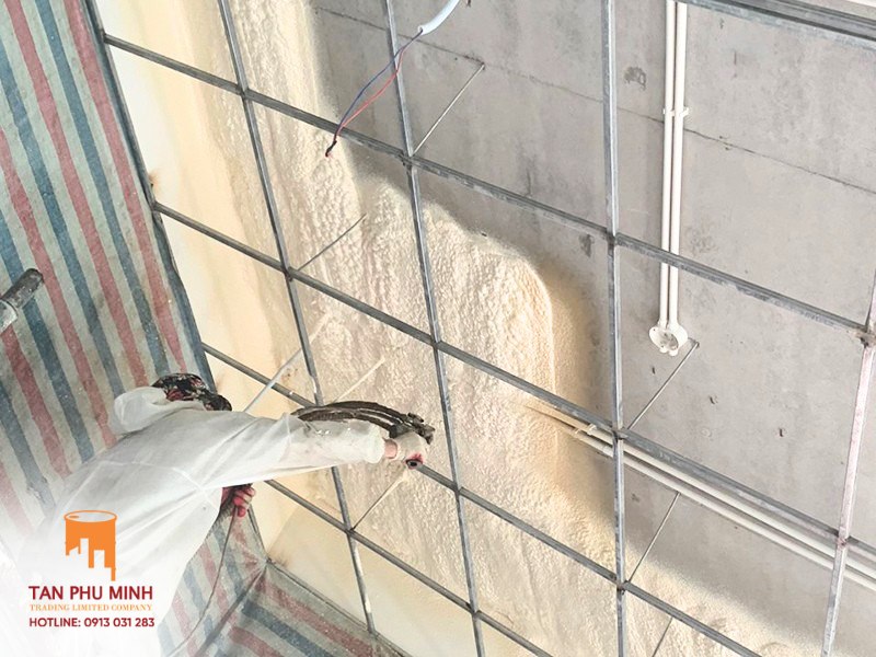 thi công phun pu foam 1