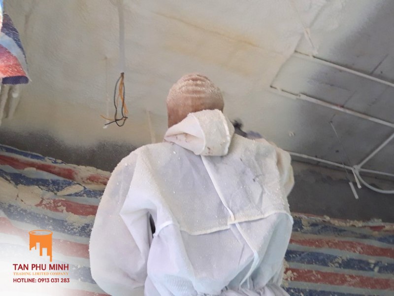 Thi công phun pu foam 3