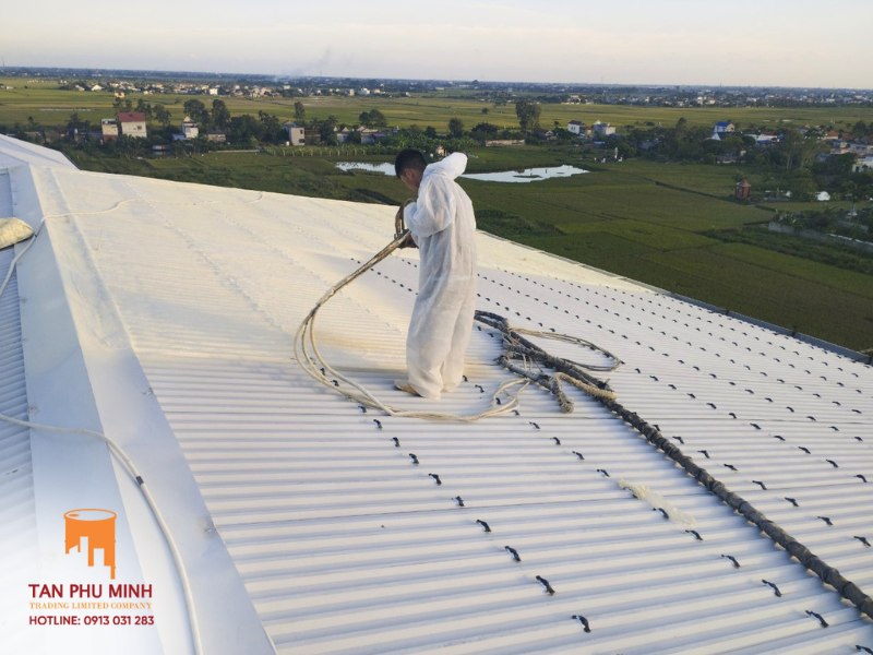 Thi công phun pu foam 2